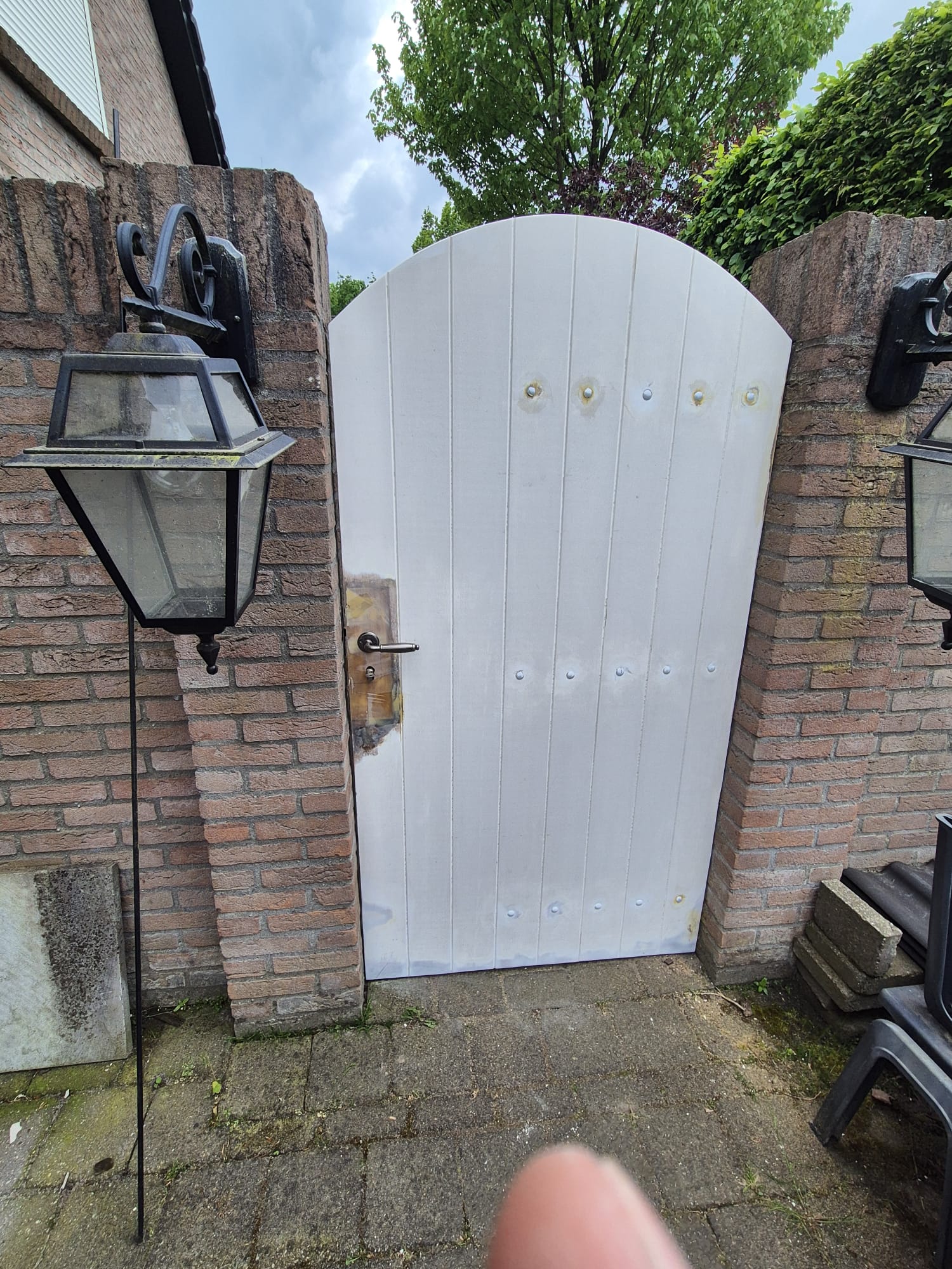Tuinpoort na houtherstel in de grondlaag