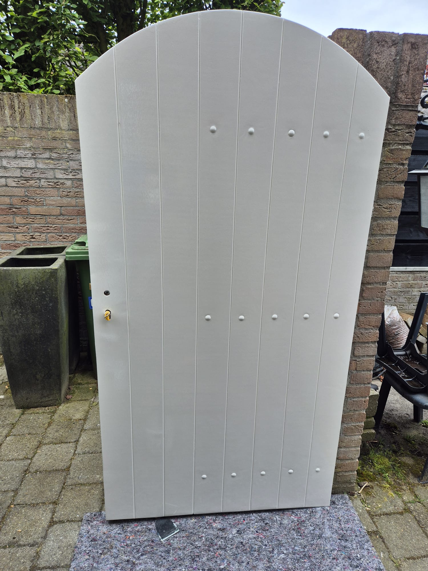 Tuinpoort liggend tijdens het spuiten