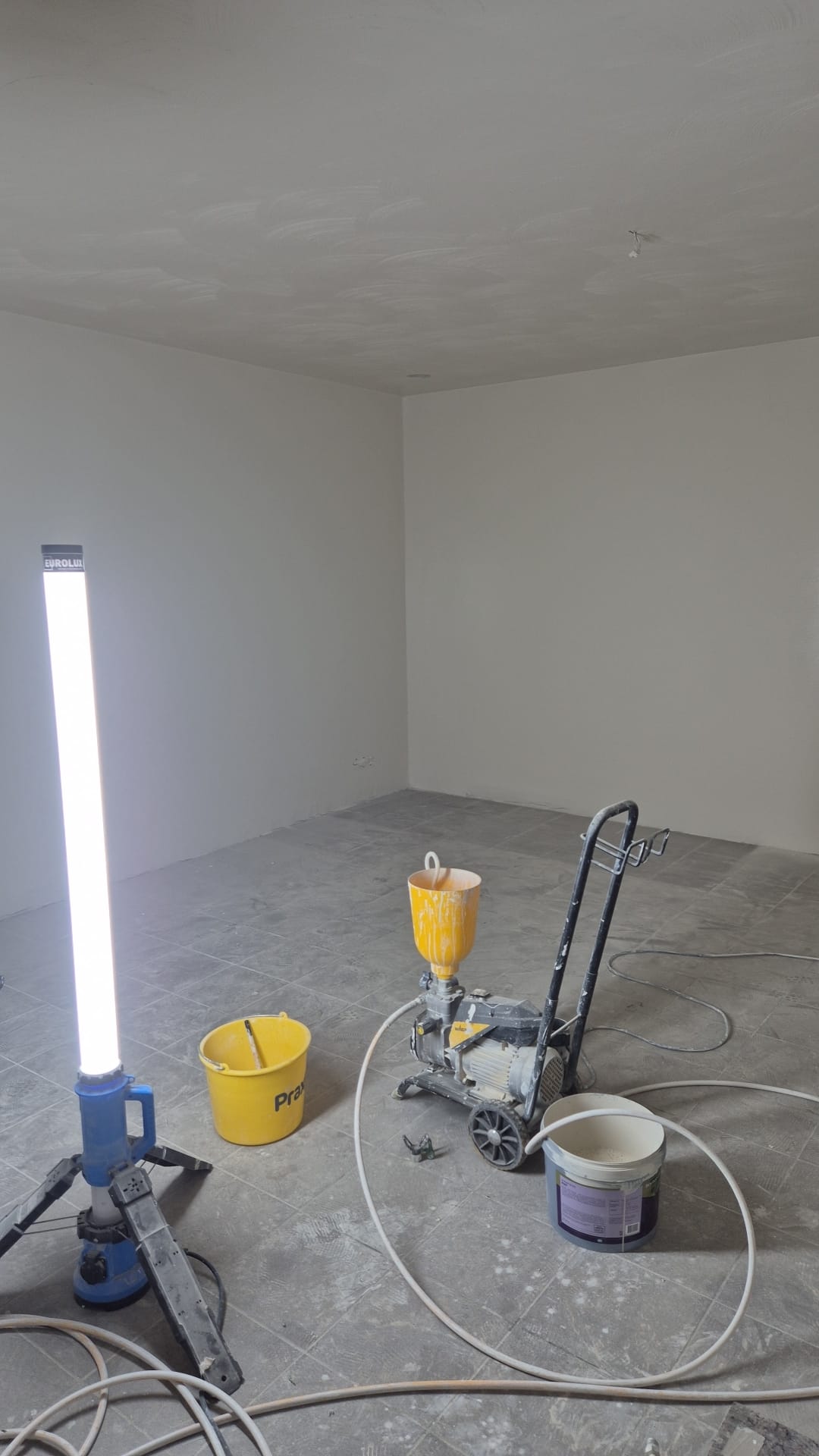 Ruimte met vers gestuukt plafond en wanden