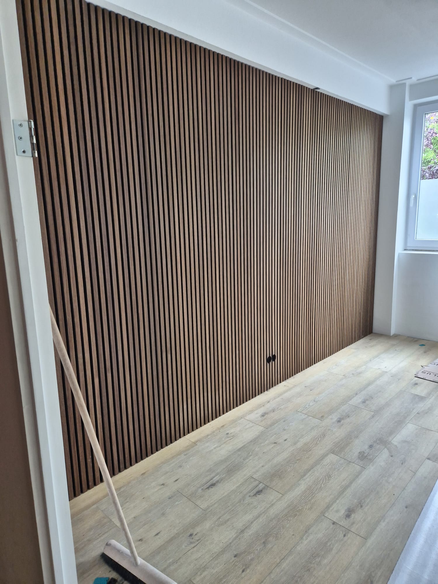 Binnenwand met verticale houten lamellen