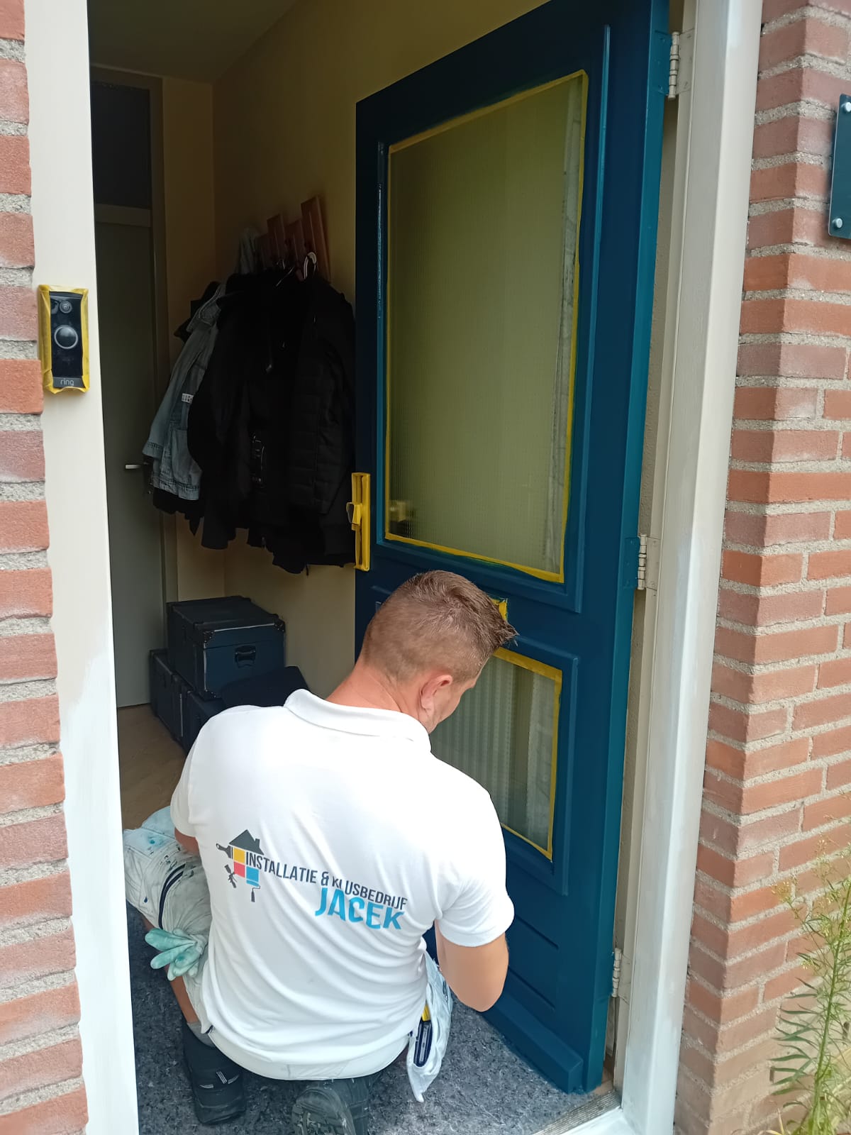 Voordeur wordt op locatie blauw geschilderd
