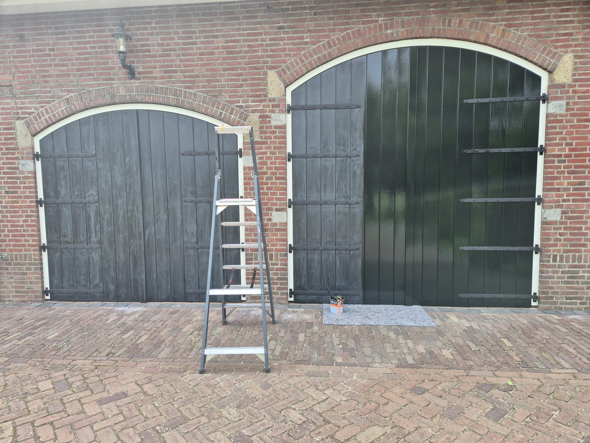 Staldeuren halverwege: links geschuurd, rechts eerste laklaag