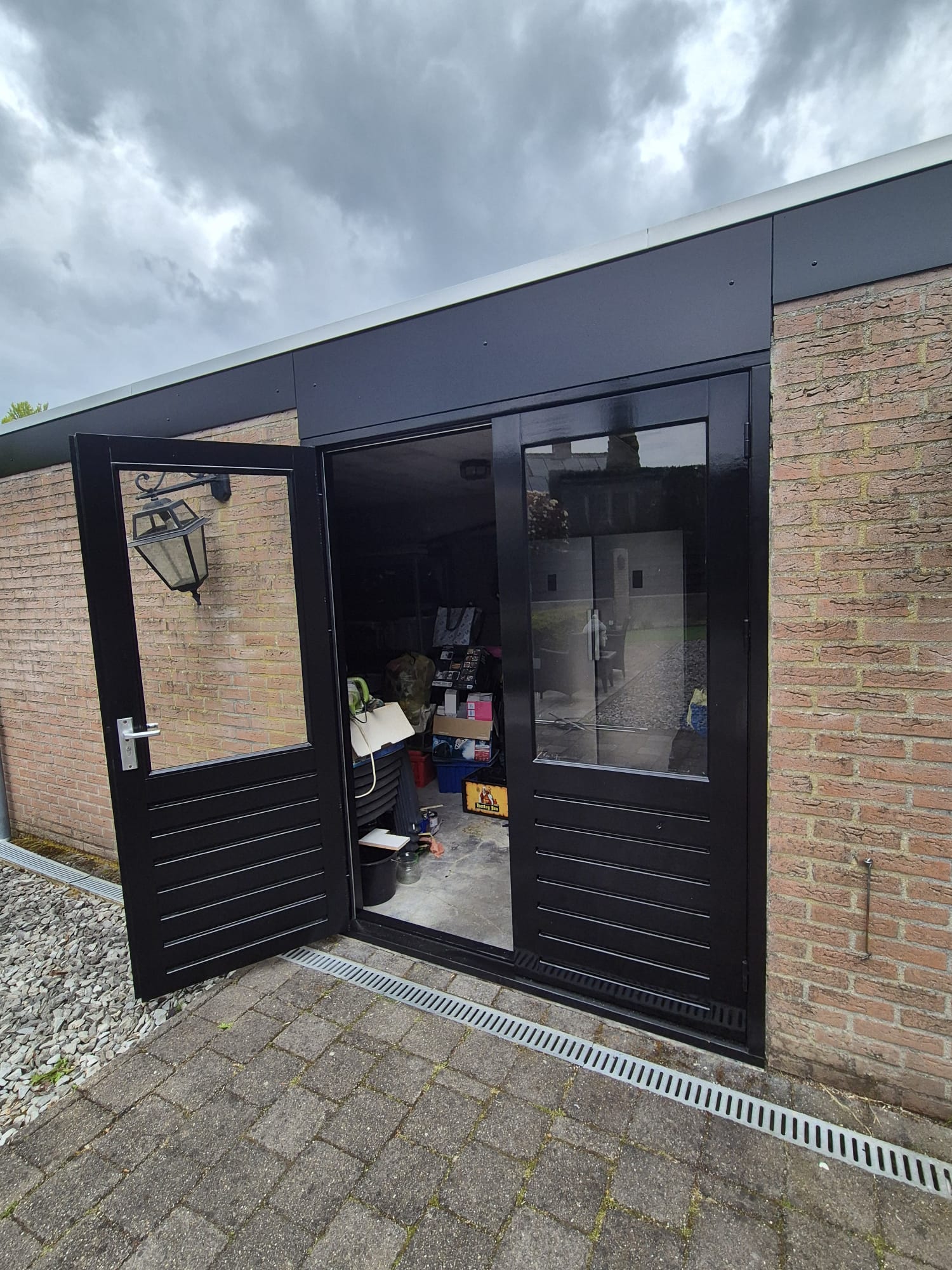 Zwarte deuren van een bijgebouw