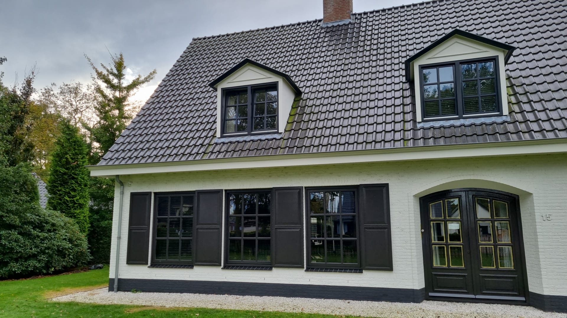Detail van luiken en roedeverdeling