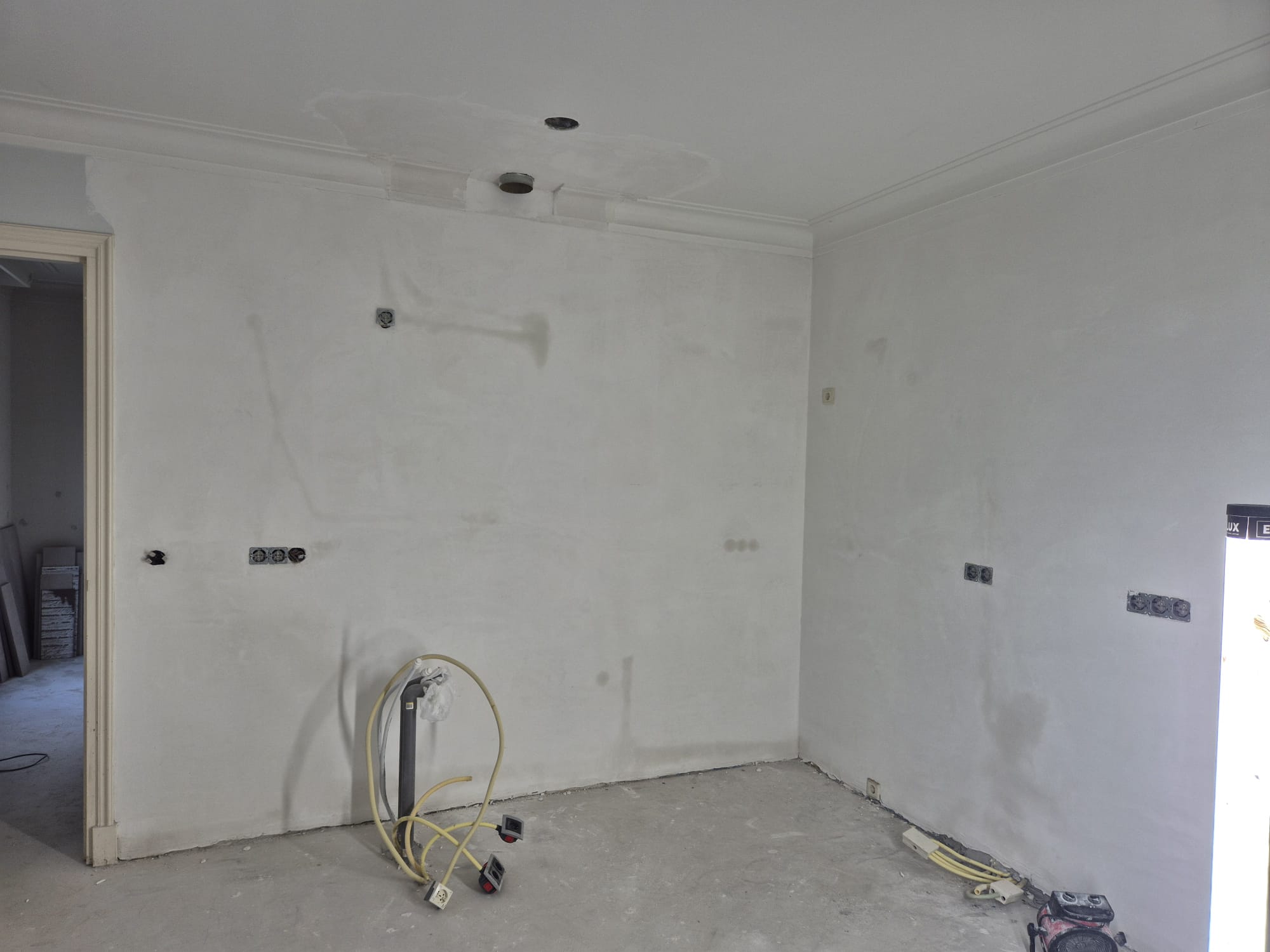 Glad gestuukte wanden en plafond, klaar voor sauswerk