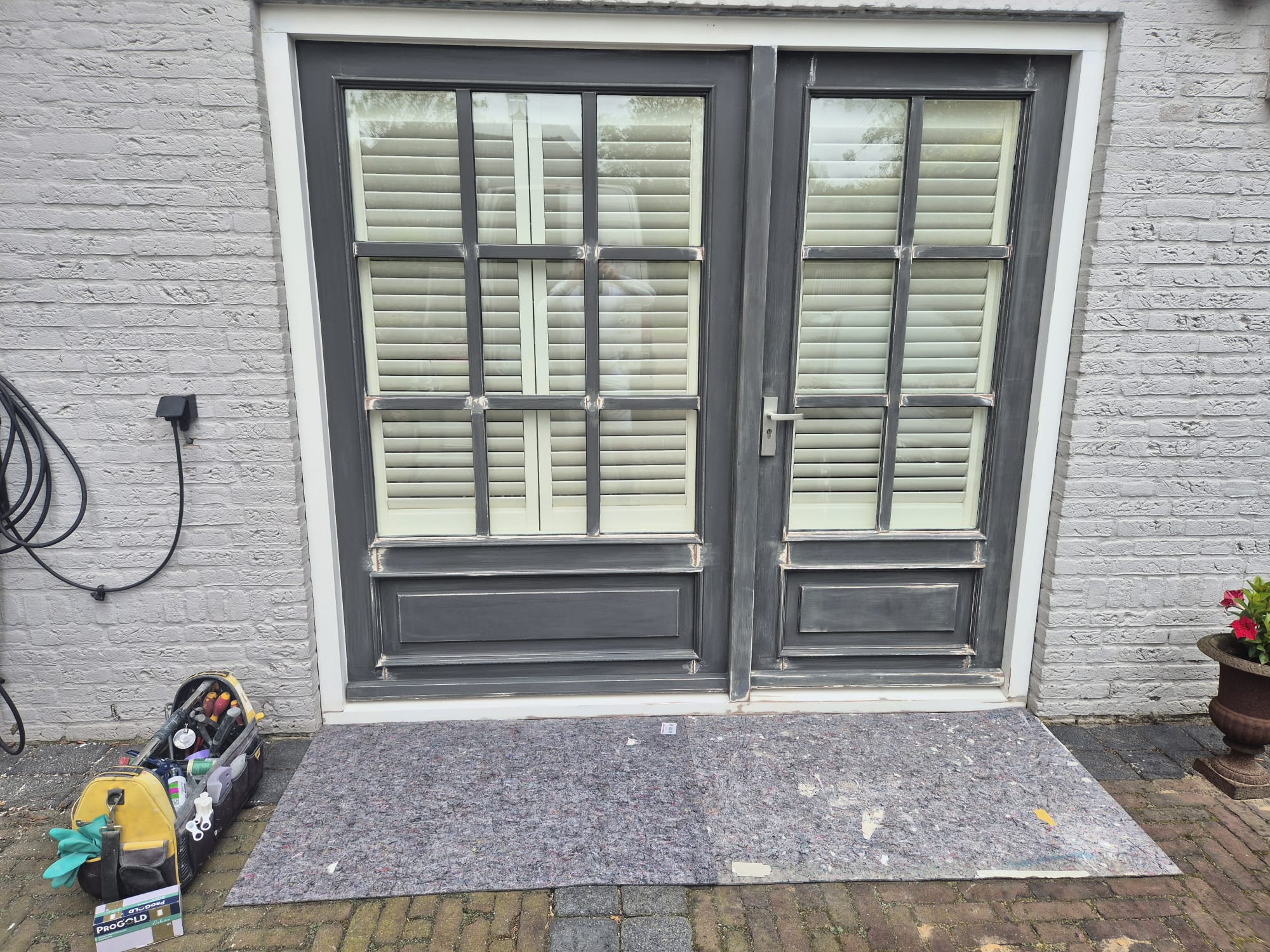 Terrasdeuren geschuurd en geplamuurd voor het lakken