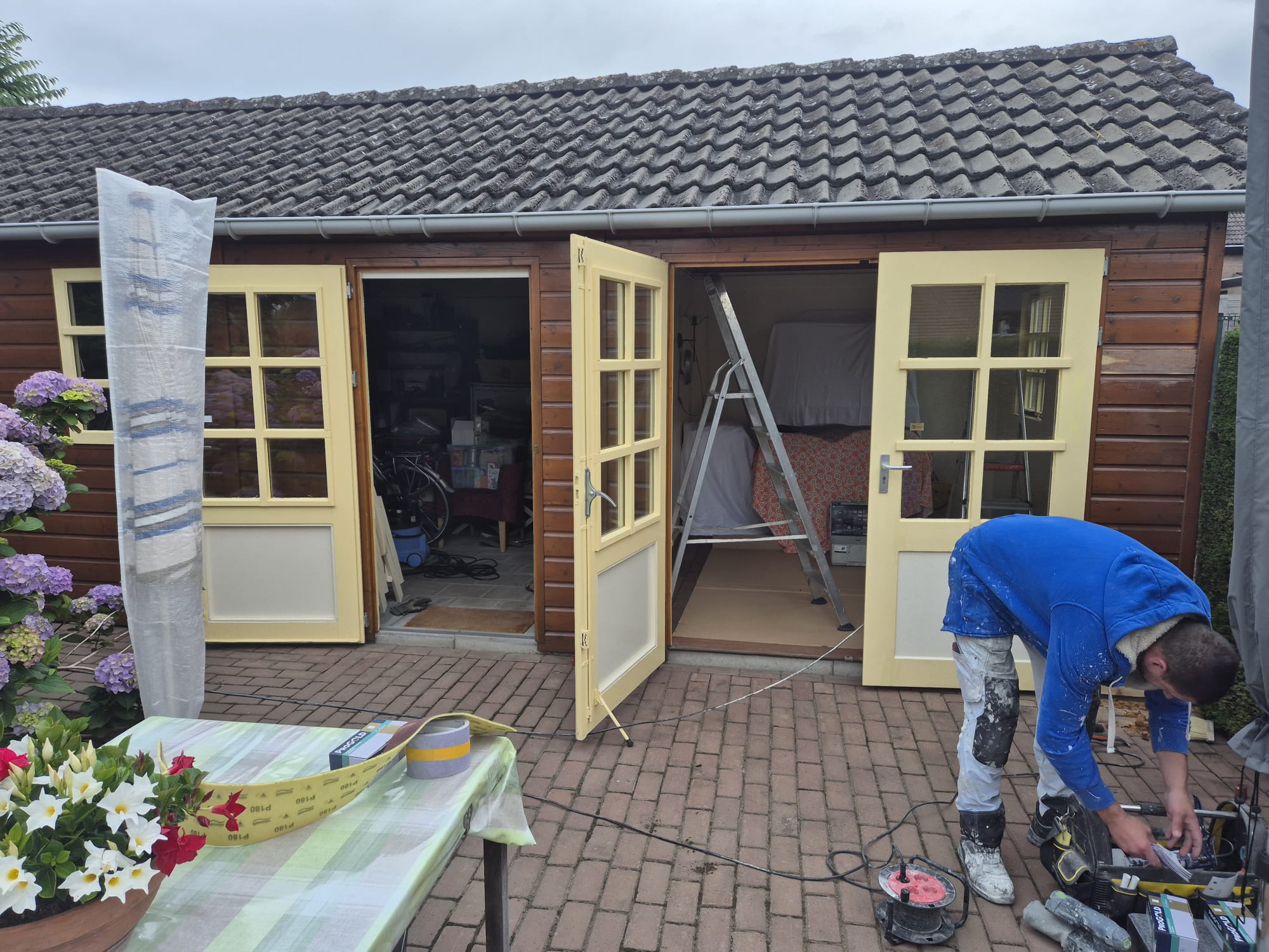 Afgedekte werkplek bij een bijgebouw