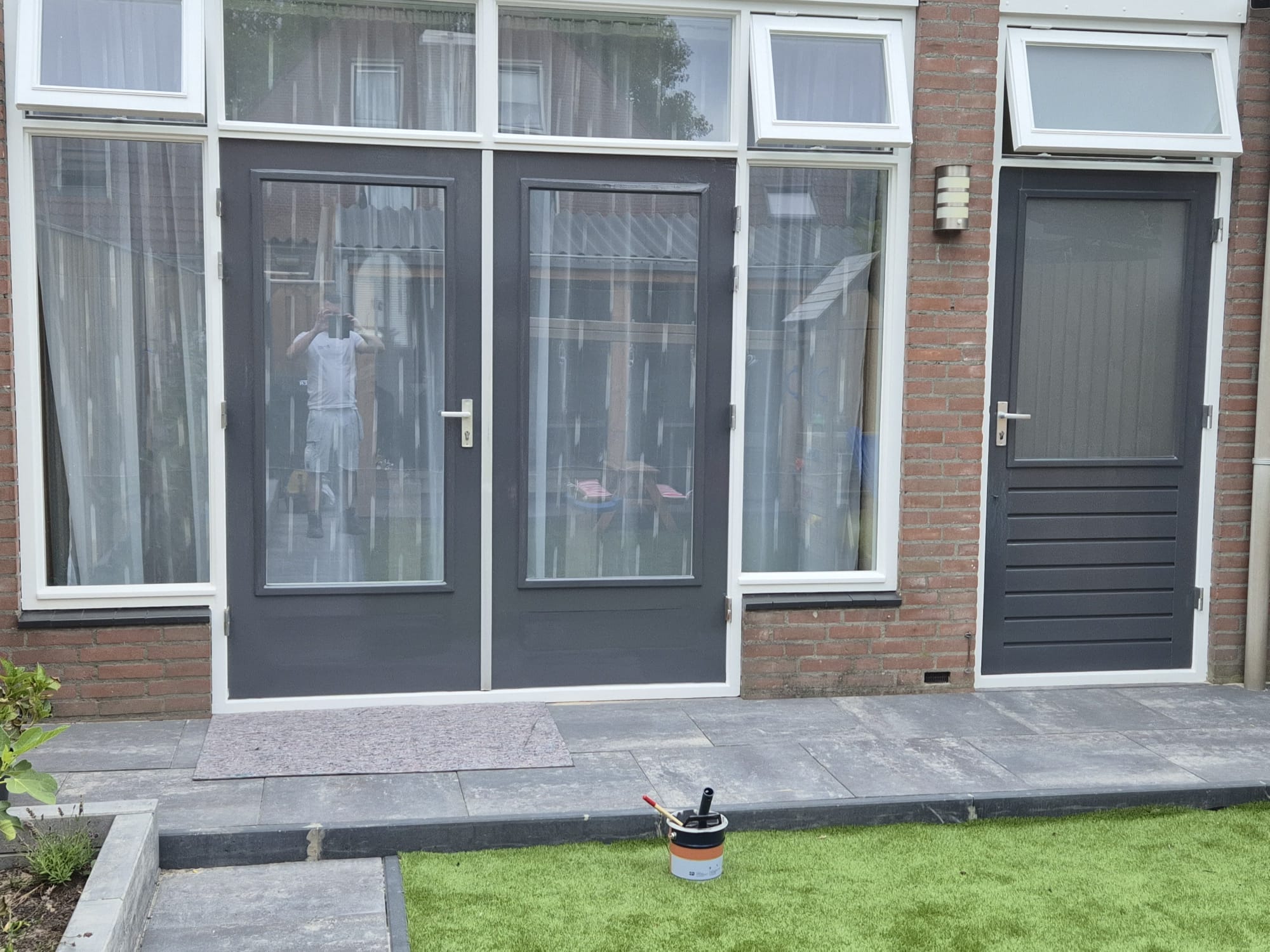 Tuindeuren in antraciet met witte kozijnen