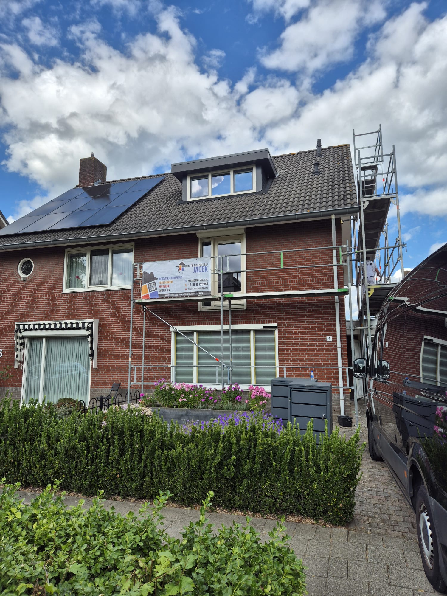 Buitenschilderwerk aan een woning vanaf de steiger