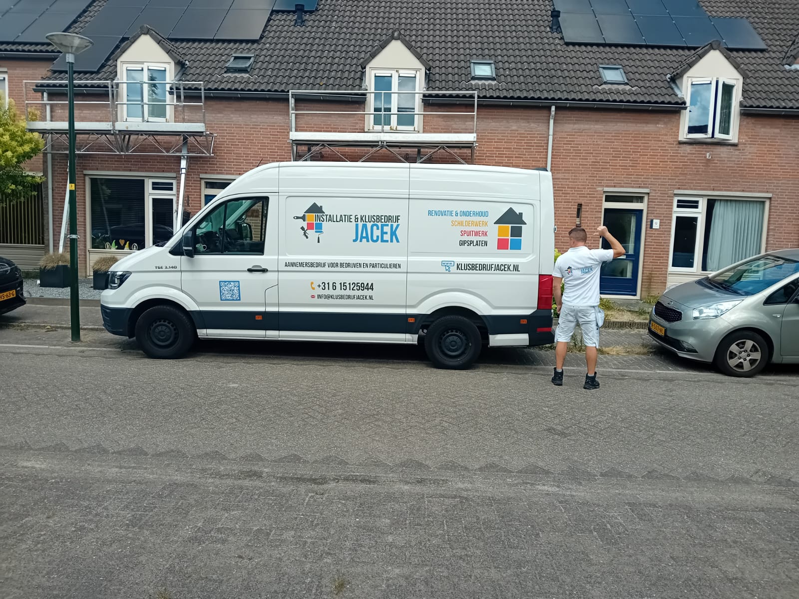 Materiaal en steiger opgesteld in de straat